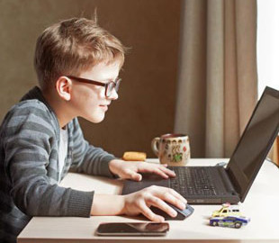 Недетское онлайн-обучение: на уроке у одесских школьников включилось порновидео