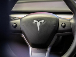 Tesla повышает цены на автомобили с автоматическим управлением