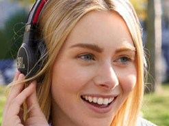 Изобретены наушники, которые могут заряжаться от солнца