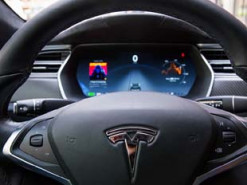 Tesla вернула функцию «Автопилот» новому владельцу подержанной Model S