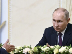 Путін під час зустрічі із головою МАГАТЕ дуже нервував, що ледь не скрутив мікрофон