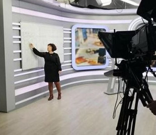 "Квартал 95" и "Мамахохотала" помогают снимать видеоуроки для школьников