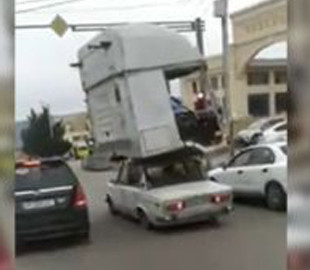 Пользователей сети озадачила легковушка с кабиной грузовика на крыше