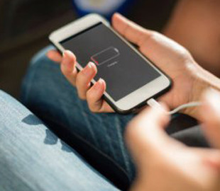 Застосунки та функції, які найбільше розряджають батарею смартфону