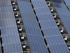 На Tesla подали в суд из-за загорающихся солнечных панелей