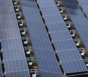 На Tesla подали в суд из-за загорающихся солнечных панелей