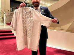 Думав ширше в плечах: Андрій Бєдняков подарував Джиммі Фелону вишиванку, але промахнувся з розміром