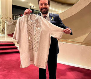 Думав ширше в плечах: Андрій Бєдняков подарував Джиммі Фелону вишиванку, але промахнувся з розміром