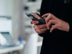 Європейським посадовцям видають одноразові телефони для поїздок до США, побоюючись шпигунства — FT