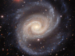 Астрономы показали, как «танцуют» звезды вокруг черной дыры