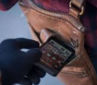 Шахраї вкрали телефон: що потрібно зробити заздалегідь, щоб зберегти дані карток та гроші