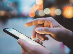 Создано устройство, которое охлаждает смартфон и заряжает его