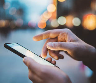 Создано устройство, которое охлаждает смартфон и заряжает его