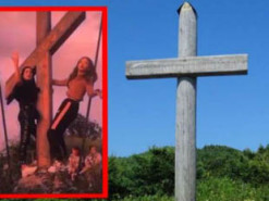 В сети возмутились циничными танцами девушек у креста в Киеве