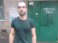 Київські поліцейські затримали чоловіка, який отримав посилку з наркотиками