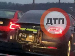 Маск би плакав: у Києві до Tesla приєднали генератор