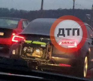 Маск би плакав: у Києві до Tesla приєднали генератор