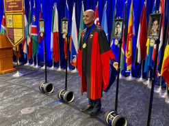 В Аризоне студенты приняли участие в церемонии вручения дипломов с помощью роботов