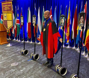 В Аризоне студенты приняли участие в церемонии вручения дипломов с помощью роботов