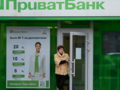 У клиентки ПриватБанка исчезли с карты 13 тыс. грн: банк обвинил ее ребенка