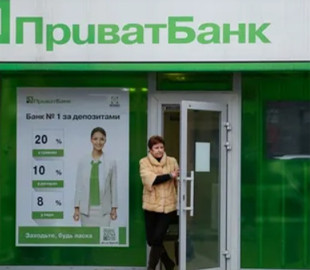 У клиентки ПриватБанка исчезли с карты 13 тыс. грн: банк обвинил ее ребенка
