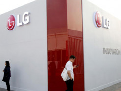 LG придумала раскладной смартфон-книжку с двумя загнутыми экранами