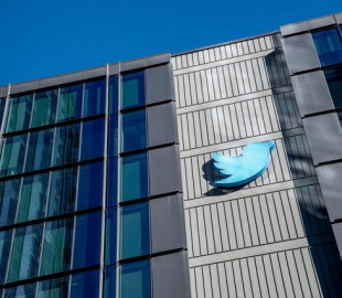 Маск жаліється, що Twitter збитковий і надходження від реклами впали навпіл