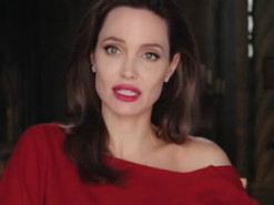 Після круасана у продажі з'явився унітаз, на якому сиділа Анджеліна Джолі