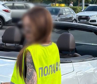 Знімала провокативне відео у поліцейському жилеті: столичній блогерці загрожує штраф