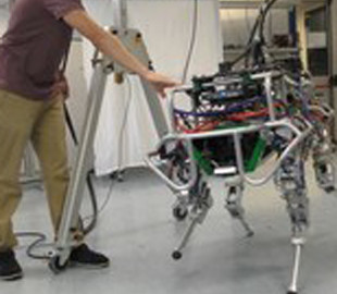 Итальянские инженеры научили четырехногого робота балансировать на двух ногах