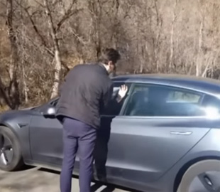 Чоловік вживив собі в руку електронний чіп для відмикання Tesla Model 3
