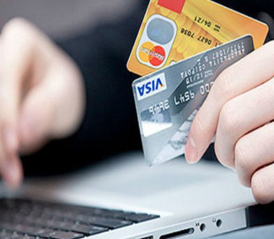 Жінка, яка перевипускала банківські карти померлих клієнтів, вийшла під заставу і зникла