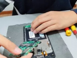 9-летний мальчик разобрал первый смартфон Redmi