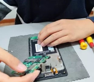 9-летний мальчик разобрал первый смартфон Redmi