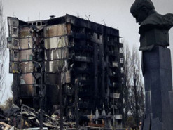 Режиссер "Бонда" Кэри Фукунага в Бородянке показал фото разрушений и процитировал Шевченко