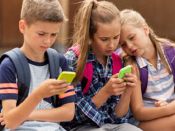 У США хочуть дозволити батькам подавати до суду через залежність дітей від соцмереж