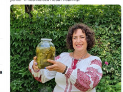 Посол Великобританії Сіммонс похвалилася банкою зроблених нею маринованих огірків