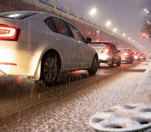 В ДСНС попередили про негоду в низці областей. Закликали водіїв бути обережніше