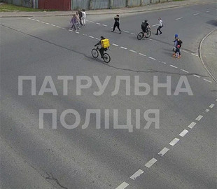 В Киеве велосипедист сбил пешехода на "зебре": полиция показала видео