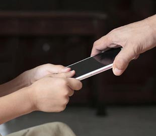В Днепре неизвестные представляются работниками полиции и отбирают у детей телефоны