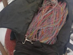 На Дніпропетровщині затримали чоловіків з повною сумкою кабелю