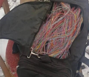 На Дніпропетровщині затримали чоловіків з повною сумкою кабелю