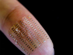 Создан суперконденсатор размером с пылинку, который выдаёт напряжение как у пальчиковой батарейки