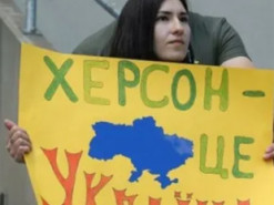 "Російський паспорт повертає у криваве минуле": у Херсоні українські патріоти влаштували нову акцію. Фото