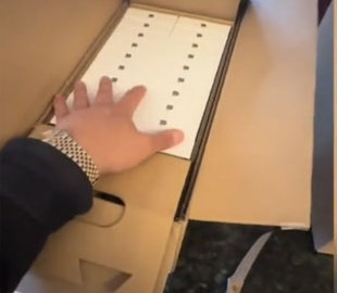 Американець замовив у Apple чотири iPhone 15 Pro Max, але отримав одразу 60