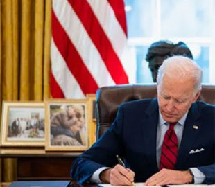 "Путин, спишь?": соцсети отреагировали яркими мемами на подписание ленд-лиза для Украины