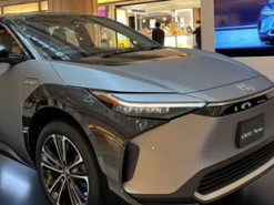 Toyota будет предлагать услугу временной покраски автомобилей с пробегом