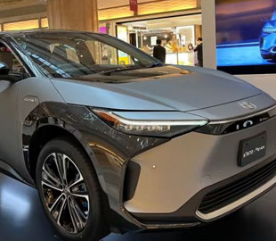 Toyota будет предлагать услугу временной покраски автомобилей с пробегом