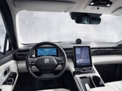 Электромобиль больше часа не выпускал пассажиров из салона из-за обновления ПО