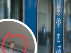 Співробітників "Укрзалізниці" висміяли в мережі – знайшли нове застосування пластиру (фото)